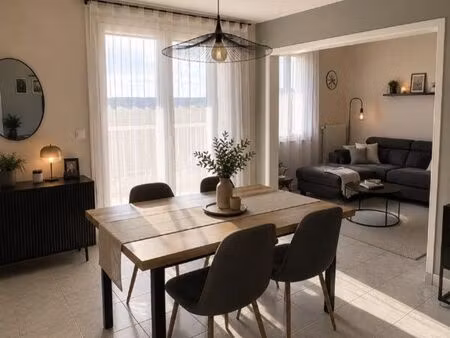 superbe t4 bis meublé de 83 m² – centre-ville de lons-le-saunier – dernier étage avec balc