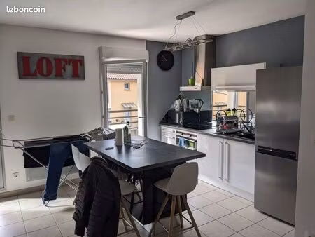 à louer t2 de 50m2 meublé + garage fermé