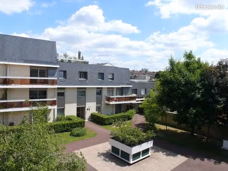 chantilly centre  appartement 2 chambres de 63 m2 avec parking double en sous-sol  à envir
