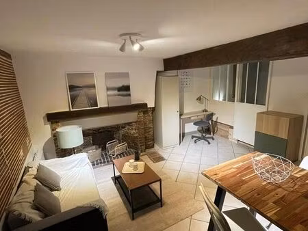 appartement meublé de charme – 27 m² – hyper-centre de troyes – disponible dès le 9 août 2
