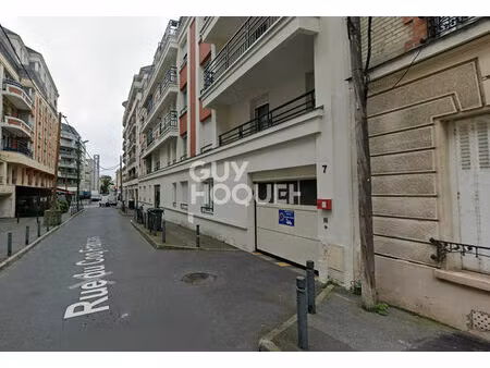 stationnement sécurisé en sous-sol : 5 rue du coq français.