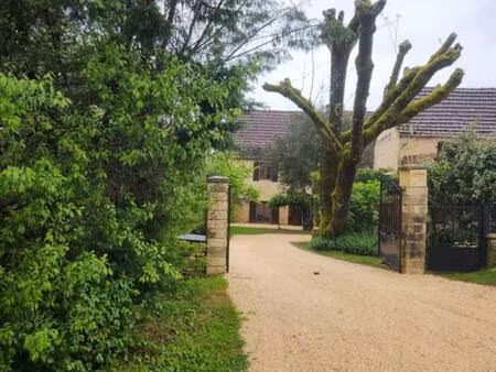 maison en pierres avec maisonnette indépendante