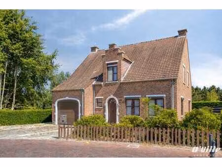 villa classique en élégante avec lucarne