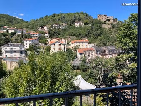 f2 de 40 m2 à royat avec balcon et terrasse