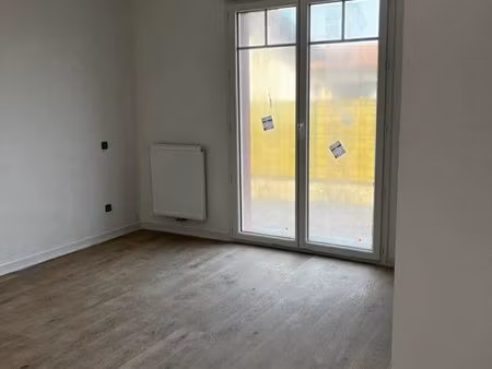 une chambre avec salle de bain et dressing privés