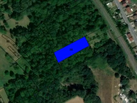 terrain boisé de 1 790 m² – clermont