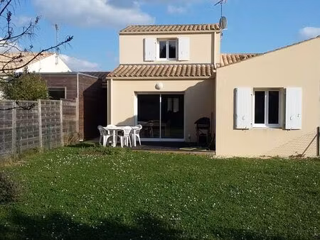 à 10 km de la rochelle  maison de 2 chambres avec garage et jardin proche école et commerc