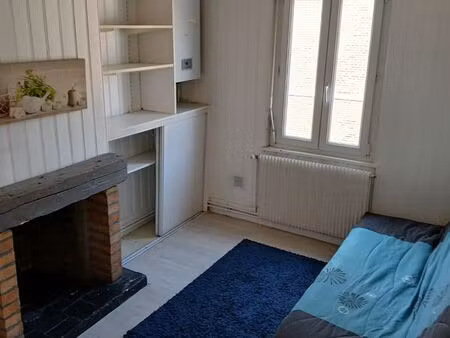 f2  1er étage derrière la cathédrale  libre de suite