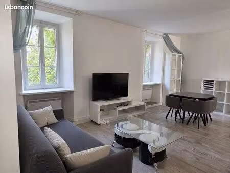 beau t2 meublé de 54 m² situé à moins de 100 m du débarcadère d'évian  dans un château du 