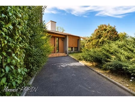 maison d'architecte avec dépendance  étang et plus de 3 3 hectares de nature à 10 minutes 