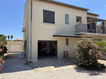 un bien à mi chemin entre la maison de ville et l'appartement à coté de la mer