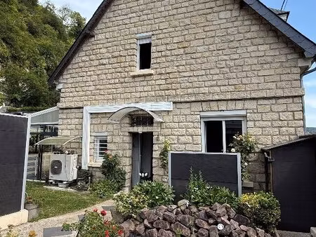 charmante maison mitoyenne d'un côté atypique au coeur d'orival  en bord de seine