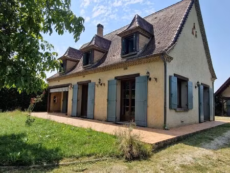maison périgordine  piscine  garage et terrain de 2246m2 à 1 km des commerces et non loin.