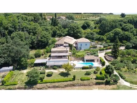 exclusif domaine provençal du xviie siècle avec piscine  gîtes et vue panoramique à 180°..
