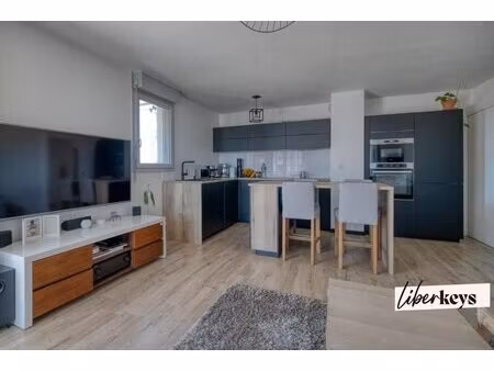 appartement t3 lumineux + balcon + parking + piscine