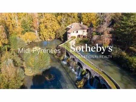 superbe moulin à eau  classé monument historique