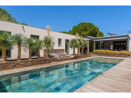villa contemporaine de plain-pied avec jardin paysager et piscin