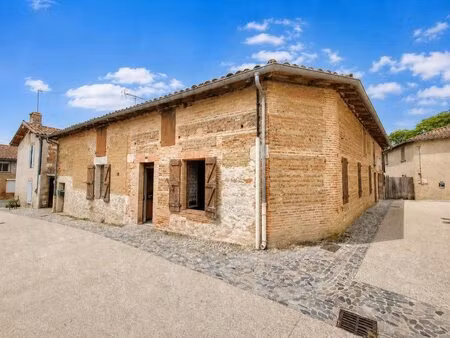 une grande véranda  un jardin et une maison ancienne à faire évoluer