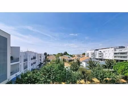 deuxième étage - t2 avec loggia et vue dégagée !