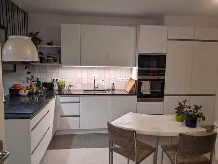 chambre meublée dans appartement 3 ch à tour&taxis