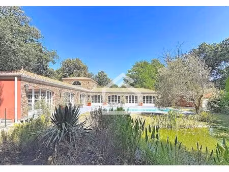 élégante maison avec dépendance  parc paysager  piscine et au calme