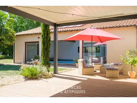 maison de plain-pied ouvert sur jardin  terrasse et piscine couverte