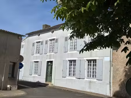 grande maison de bourg avec cachet  3 chambres (possibilités )  beaux volumes  espaces...