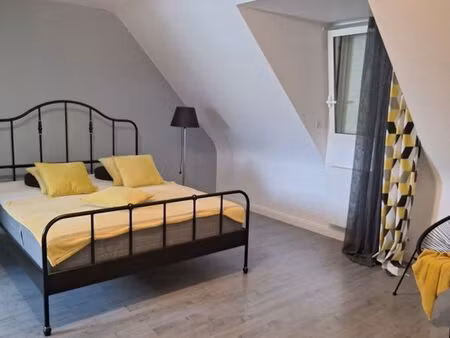chambre étudiante jaune