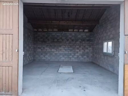 garage double 36 m² avec grande porte – avoudrey