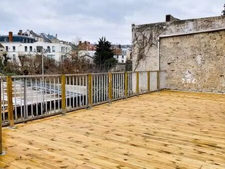 f3 de 90m2 avec grande terrasse en plein centre historique