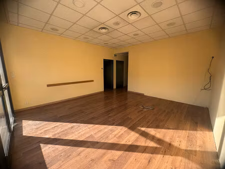 aix sud local 79m² parking
