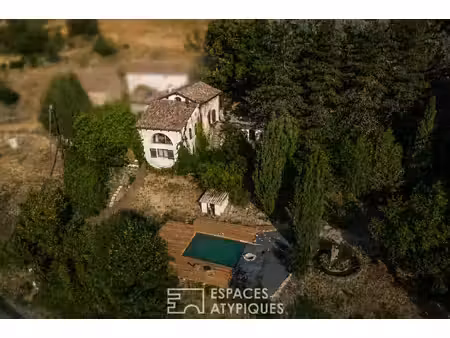 maison en pierre avec piscine naturelle et vue panoramique
