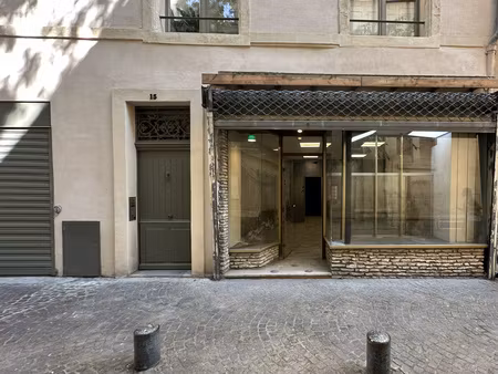 murs de magasin libres en centre-ville à 30 m de la place belle croix