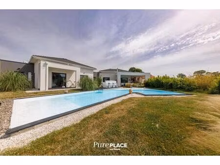 villa d’architecte contemporaine avec piscine chauffée et vues sur le puy de dôme et le sa