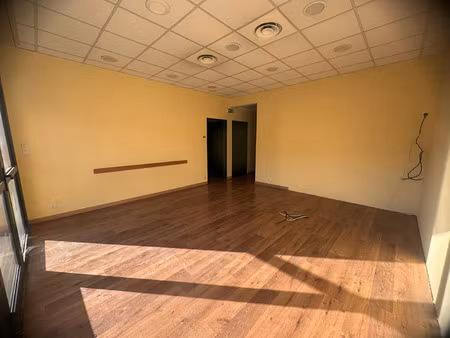 location commerce 3 pièces 79 m² à aix-en-provence (13090)