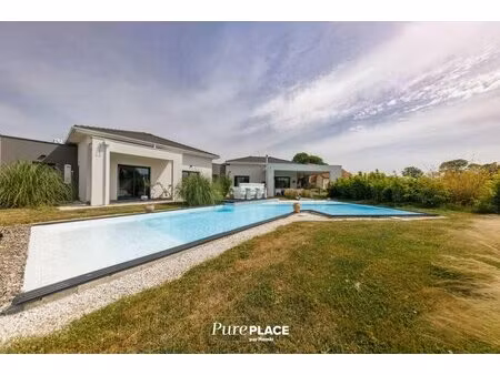 villa d’architecte contemporaine avec piscine chauffée et vues sur le puy de dôme et le...