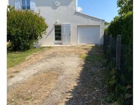 maison à vendre au cœur de la cotinière. commerces  port et plage à pieds . deux terrasses