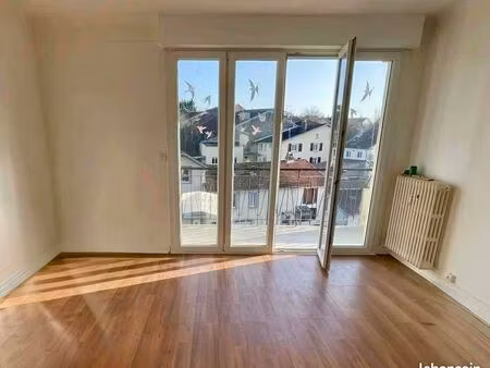 f3 avec grand balcon ensoleillé