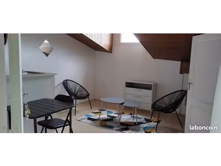 près victoire  face à l'arrèt du tram b  appartement mansardé calme et clair  séjour chamb
