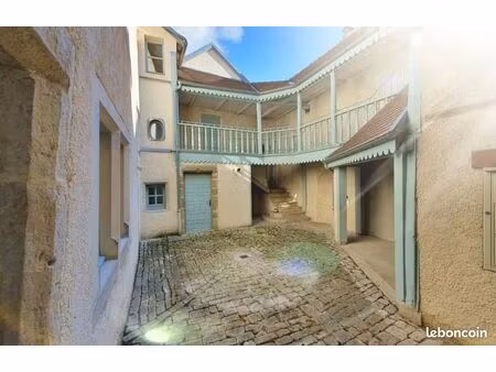 location prestige : hôtel particulier du xviiᵉ siècle – 234 m² avec cour pavée privative