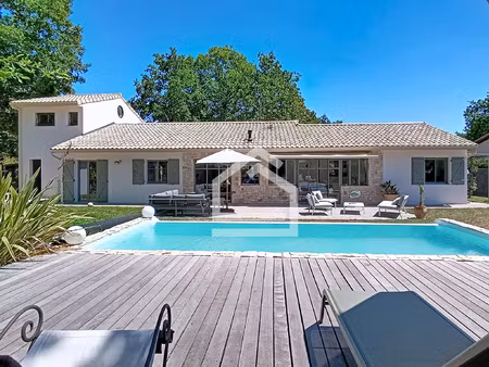 maison renovee aux allures provencales avec piscine et bain