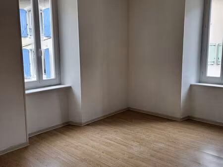 grand t3 rénové et lumineux avec balcon – centre de lacaune