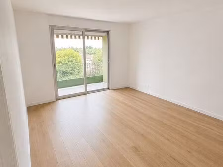 à louer – t2 de 54 m² entièrement rénové avec garage – hyper centre de vonnas
