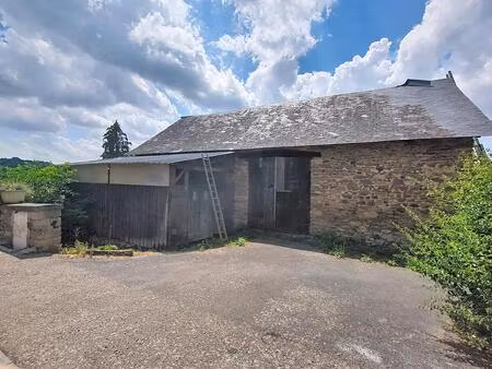 condat-sur-ganaveix - vaste grange dans le bourg avec terrain - à rénover