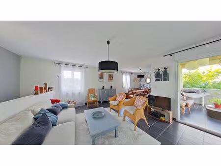 maison familiale des années 30 avec jardin arborée et deux studios.