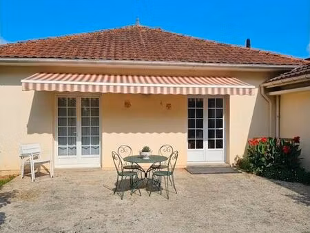 maison avec jardin boisé