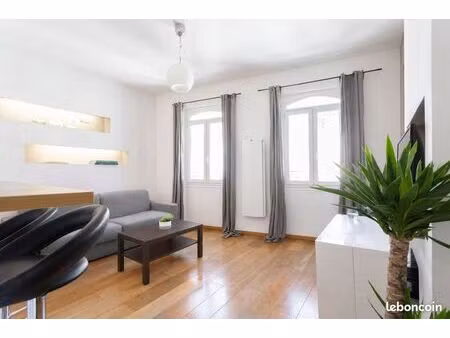 t2 38m² meublé  1 min du vieux-port - dernier étage  seul sur le palier