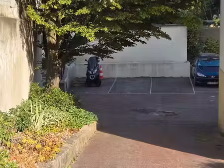 place de parking extérieure