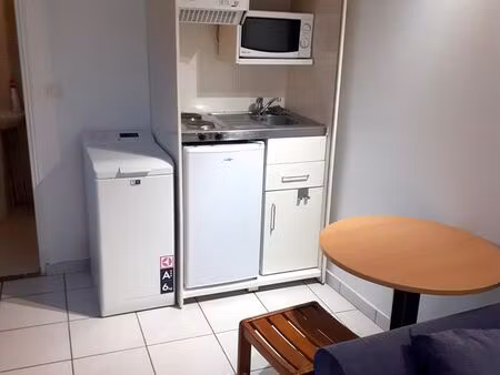 studio meublé prêt à vivre – vue jardin – proche gare  commerces et forêt de maurepas