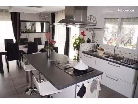 /salle à manger donnant sur terrasse exposée sud  cuisine ouverte équipée 